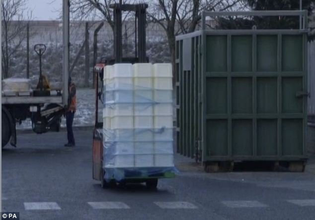 L'alimentation de l'usine de sous-produits animaux est embarquée dans des camions pour être transportés à travers le Royaume-Uni