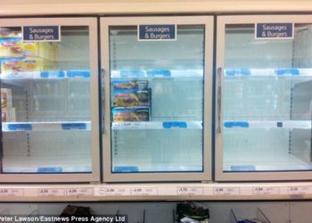 Vide: Les étagères hamburger maintenant presque effacées dans un magasin Tesco