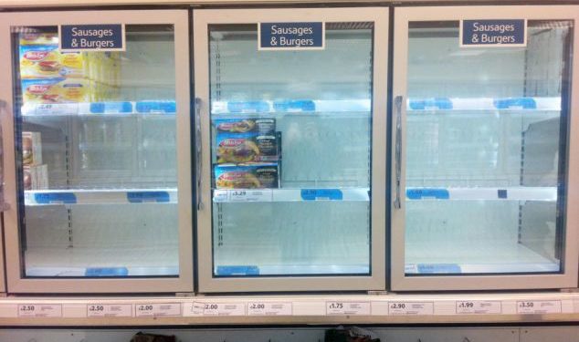 Vide: Les étagères hamburger maintenant presque effacées dans un magasin Tesco